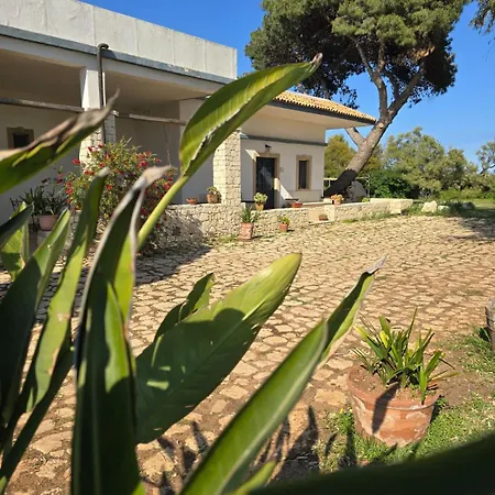 לינה וארוחת בוקר Casa Cavarra 3*